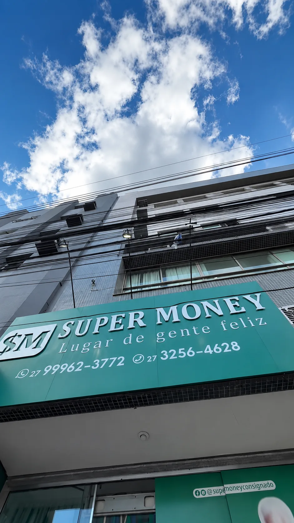 Fachada da loja Super Money com o letreiro e os telefones de contato